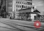 Image civils attendre pour le tramway Hiroshima au Japon, 1946, de la seconde 21 séquences d'archives historiques vidéo 65675072450