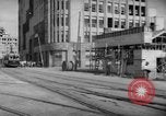 Image civils attendre pour le tramway Hiroshima au Japon, 1946, de la seconde 22 séquences d'archives historiques vidéo 65675072450