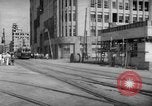 Image civils attendre pour le tramway Hiroshima au Japon, 1946, de la seconde 23 séquences d'archives historiques vidéo 65675072450