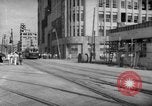 Image civils attendre pour le tramway Hiroshima au Japon, 1946, de la seconde 24 séquences d'archives historiques vidéo 65675072450