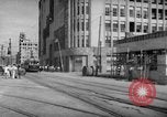 Image civils attendre pour le tramway Hiroshima au Japon, 1946, de la seconde 25 séquences d'archives historiques vidéo 65675072450