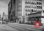 Image civils attendre pour le tramway Hiroshima au Japon, 1946, de la seconde 26 séquences d'archives historiques vidéo 65675072450