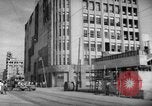 Image civils attendre pour le tramway Hiroshima au Japon, 1946, de la seconde 27 séquences d'archives historiques vidéo 65675072450
