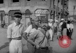 Image civils attendre pour le tramway Hiroshima au Japon, 1946, de la seconde 35 séquences d'archives historiques vidéo 65675072450
