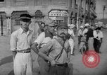 Image civils attendre pour le tramway Hiroshima au Japon, 1946, de la seconde 36 séquences d'archives historiques vidéo 65675072450