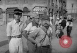 Image civils attendre pour le tramway Hiroshima au Japon, 1946, de la seconde 37 séquences d'archives historiques vidéo 65675072450