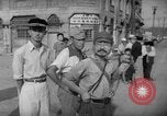 Image civils attendre pour le tramway Hiroshima au Japon, 1946, de la seconde 38 séquences d'archives historiques vidéo 65675072450