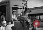 Image civils attendre pour le tramway Hiroshima au Japon, 1946, de la seconde 39 séquences d'archives historiques vidéo 65675072450