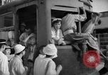 Image civils attendre pour le tramway Hiroshima au Japon, 1946, de la seconde 40 séquences d'archives historiques vidéo 65675072450
