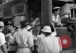 Image civils attendre pour le tramway Hiroshima au Japon, 1946, de la seconde 41 séquences d'archives historiques vidéo 65675072450