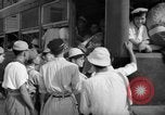 Image civils attendre pour le tramway Hiroshima au Japon, 1946, de la seconde 42 séquences d'archives historiques vidéo 65675072450