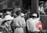 Image civils attendre pour le tramway Hiroshima au Japon, 1946, de la seconde 43 séquences d'archives historiques vidéo 65675072450