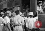 Image civils attendre pour le tramway Hiroshima au Japon, 1946, de la seconde 44 séquences d'archives historiques vidéo 65675072450