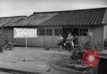 Image civils attendre pour le tramway Hiroshima au Japon, 1946, de la seconde 45 séquences d'archives historiques vidéo 65675072450