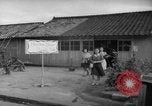 Image civils attendre pour le tramway Hiroshima au Japon, 1946, de la seconde 46 séquences d'archives historiques vidéo 65675072450