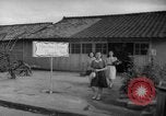 Image civils attendre pour le tramway Hiroshima au Japon, 1946, de la seconde 47 séquences d'archives historiques vidéo 65675072450