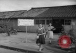 Image civils attendre pour le tramway Hiroshima au Japon, 1946, de la seconde 48 séquences d'archives historiques vidéo 65675072450