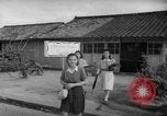 Image civils attendre pour le tramway Hiroshima au Japon, 1946, de la seconde 49 séquences d'archives historiques vidéo 65675072450