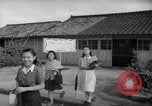 Image civils attendre pour le tramway Hiroshima au Japon, 1946, de la seconde 50 séquences d'archives historiques vidéo 65675072450