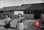 Image civils attendre pour le tramway Hiroshima au Japon, 1946, de la seconde 51 séquences d'archives historiques vidéo 65675072450