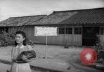 Image civils attendre pour le tramway Hiroshima au Japon, 1946, de la seconde 52 séquences d'archives historiques vidéo 65675072450
