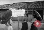 Image civils attendre pour le tramway Hiroshima au Japon, 1946, de la seconde 53 séquences d'archives historiques vidéo 65675072450