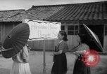Image civils attendre pour le tramway Hiroshima au Japon, 1946, de la seconde 55 séquences d'archives historiques vidéo 65675072450