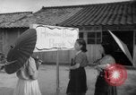 Image civils attendre pour le tramway Hiroshima au Japon, 1946, de la seconde 56 séquences d'archives historiques vidéo 65675072450