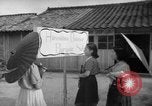 Image civils attendre pour le tramway Hiroshima au Japon, 1946, de la seconde 57 séquences d'archives historiques vidéo 65675072450