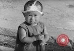 Image civils attendre pour le tramway Hiroshima au Japon, 1946, de la seconde 58 séquences d'archives historiques vidéo 65675072450