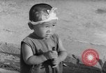 Image civils attendre pour le tramway Hiroshima au Japon, 1946, de la seconde 59 séquences d'archives historiques vidéo 65675072450
