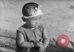 Image civils attendre pour le tramway Hiroshima au Japon, 1946, de la seconde 60 séquences d'archives historiques vidéo 65675072450