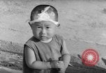 Image civils attendre pour le tramway Hiroshima au Japon, 1946, de la seconde 61 séquences d'archives historiques vidéo 65675072450