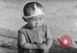 Image civils attendre pour le tramway Hiroshima au Japon, 1946, de la seconde 62 séquences d'archives historiques vidéo 65675072450
