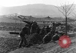 Standbild American gun crew Feuern 105mm Howitzer Deutschland, 1945, aus Sekunde 3 historischem Filmmaterial Videoclip 65675072467