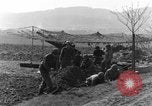 Standbild American gun crew Feuern 105mm Howitzer Deutschland, 1945, aus Sekunde 4 historischem Filmmaterial Videoclip 65675072467