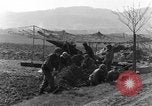 Standbild American gun crew Feuern 105mm Howitzer Deutschland, 1945, aus Sekunde 6 historischem Filmmaterial Videoclip 65675072467