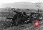 Standbild American gun crew Feuern 105mm Howitzer Deutschland, 1945, aus Sekunde 8 historischem Filmmaterial Videoclip 65675072467