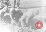 Standbild American gun crew Feuern 105mm Howitzer Deutschland, 1945, aus Sekunde 10 historischem Filmmaterial Videoclip 65675072467
