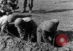 Standbild American gun crew Feuern 105mm Howitzer Deutschland, 1945, aus Sekunde 11 historischem Filmmaterial Videoclip 65675072467