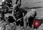 Standbild American gun crew Feuern 105mm Howitzer Deutschland, 1945, aus Sekunde 12 historischem Filmmaterial Videoclip 65675072467