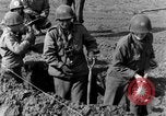 Standbild American gun crew Feuern 105mm Howitzer Deutschland, 1945, aus Sekunde 13 historischem Filmmaterial Videoclip 65675072467