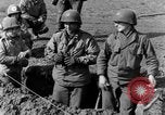 Standbild American gun crew Feuern 105mm Howitzer Deutschland, 1945, aus Sekunde 14 historischem Filmmaterial Videoclip 65675072467