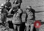 Standbild American gun crew Feuern 105mm Howitzer Deutschland, 1945, aus Sekunde 15 historischem Filmmaterial Videoclip 65675072467