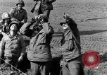 Standbild American gun crew Feuern 105mm Howitzer Deutschland, 1945, aus Sekunde 16 historischem Filmmaterial Videoclip 65675072467