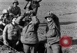 Standbild American gun crew Feuern 105mm Howitzer Deutschland, 1945, aus Sekunde 17 historischem Filmmaterial Videoclip 65675072467