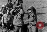 Standbild American gun crew Feuern 105mm Howitzer Deutschland, 1945, aus Sekunde 19 historischem Filmmaterial Videoclip 65675072467