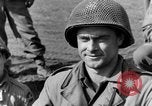 Standbild American gun crew Feuern 105mm Howitzer Deutschland, 1945, aus Sekunde 20 historischem Filmmaterial Videoclip 65675072467