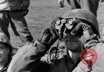 Standbild American gun crew Feuern 105mm Howitzer Deutschland, 1945, aus Sekunde 23 historischem Filmmaterial Videoclip 65675072467