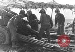 Standbild American gun crew Feuern 105mm Howitzer Deutschland, 1945, aus Sekunde 25 historischem Filmmaterial Videoclip 65675072467